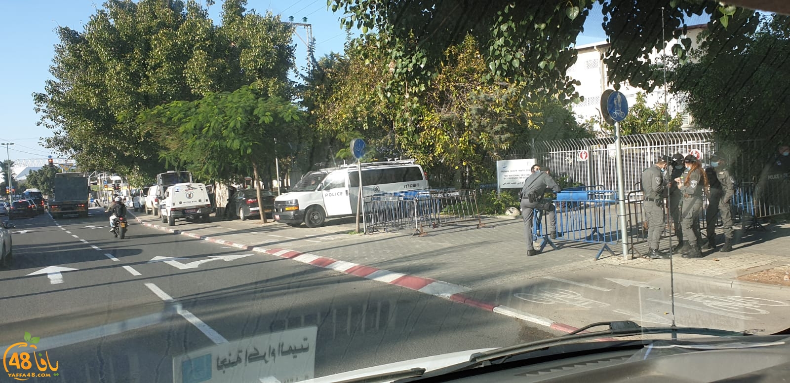 صور: الشرطة تُغلق محيط معهد ابو كبير الطبي وتدفع بتعزيزات للمكان 